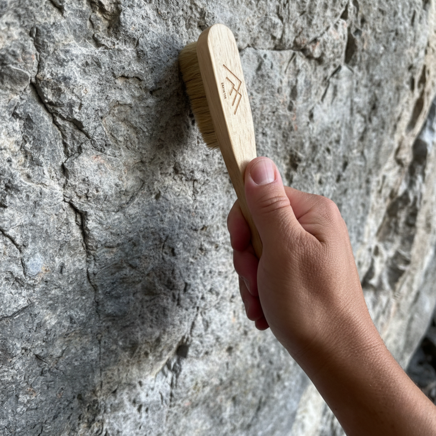 Cepillo de Escalada Eskotin – Cerdas Naturales & Mango de Madera Ergonómico